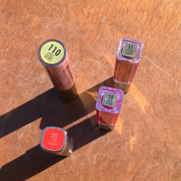 NWT MILANI LIP BUNDLE, ONE LIPSTICK, 2 LIP GLOSSES, & 1 LIP PLUMPER - Picture 4 of 5